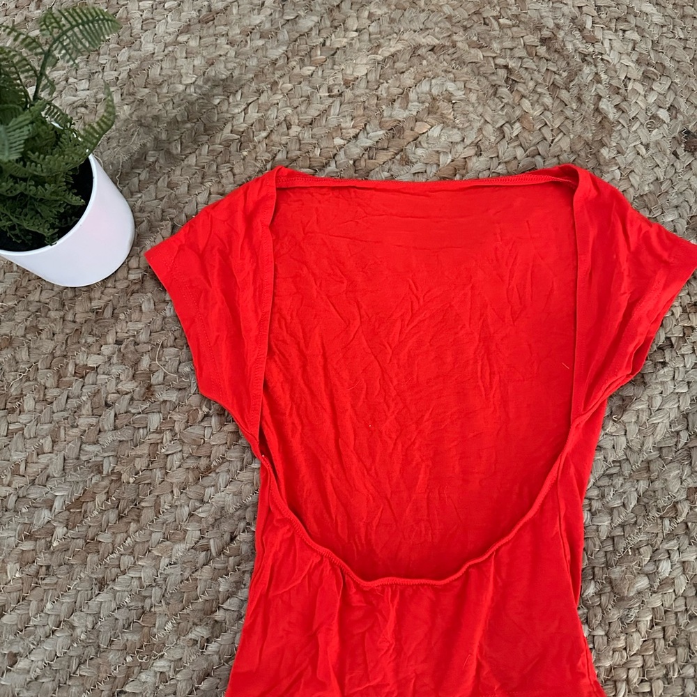 RED BACKLESS TOP - Picture 2 of 5